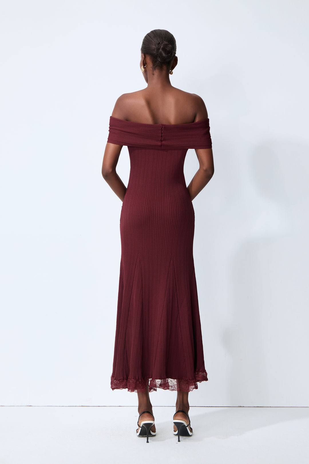 Burgundrot schulterfreies Strick-Midi-Kleid mit Spitzensaum Detail 6