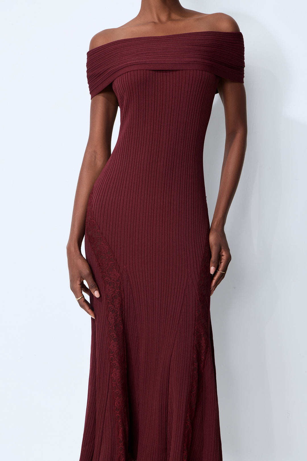 Burgundrot schulterfreies Strick-Midi-Kleid mit Spitzensaum Detail 8