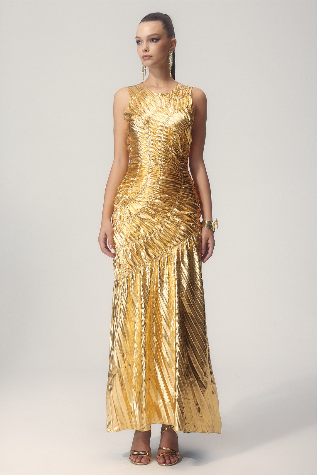Camila schimmerndes Plisseekleid mit asymmetrischem Saum, KYMA