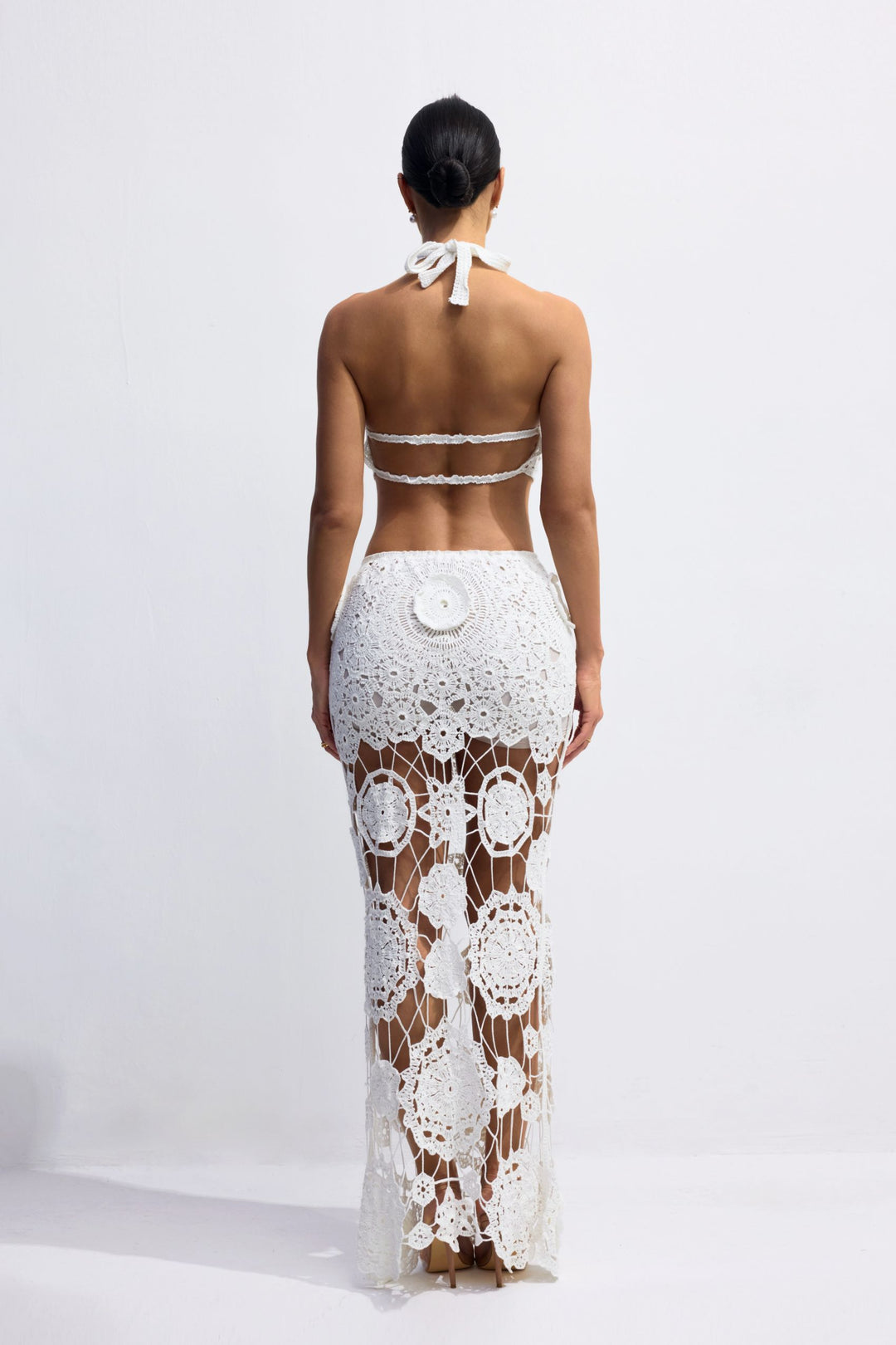 Camille Halterneck Cut-out Strickmaxikleid an Model