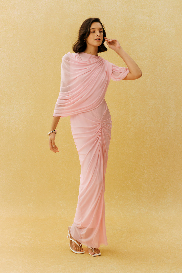Stofftextur des rosa Maxikleids mit asymmetrischem Ärmel von KYMA