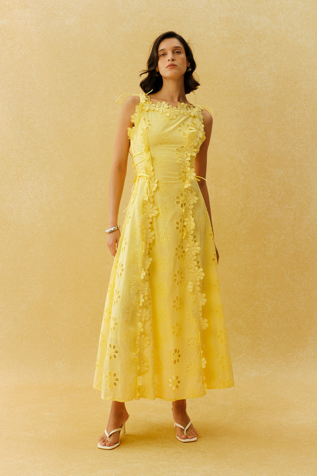 Gelbes Maxi-Kleid mit Blumenstickerei und Bindeträgern von KYMA