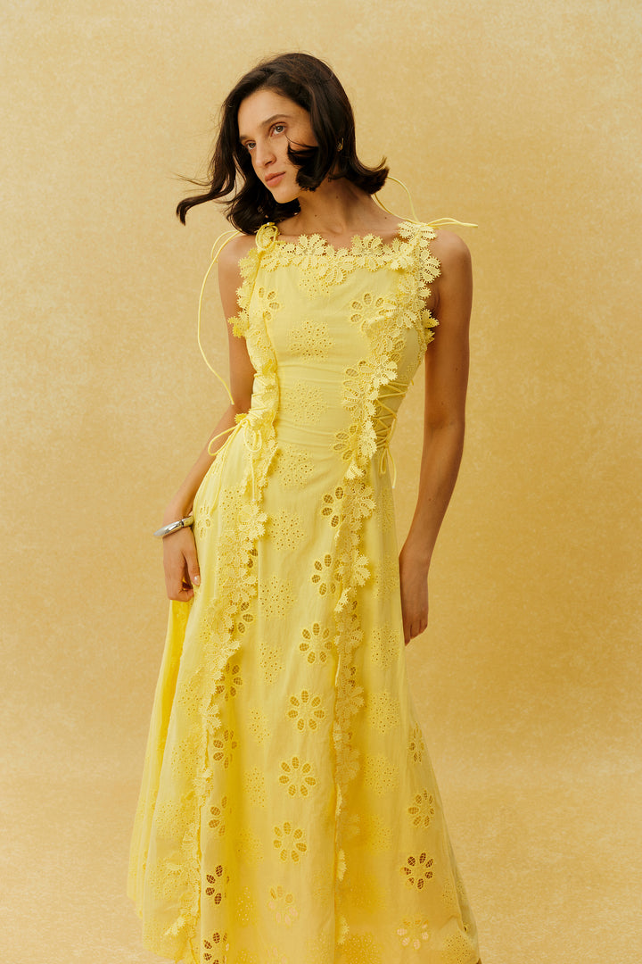 Detailansicht der Blumenstickerei am gelben Maxi-Kleid von KYMA