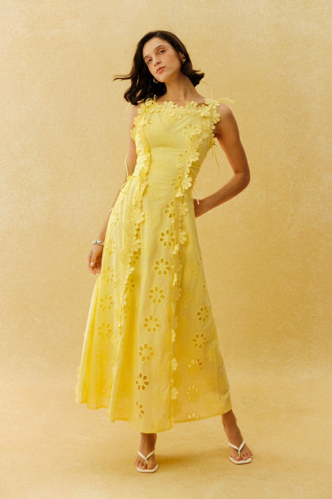 Model trägt das gelbe Maxi-Kleid mit Blumenstickerei von KYMA