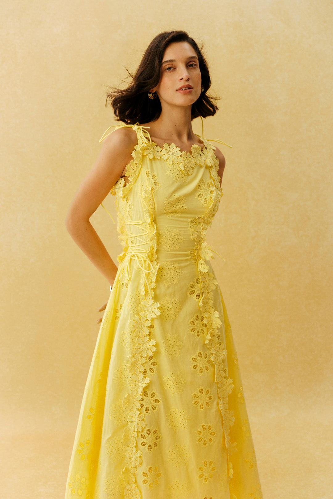 Gelbes Maxi-Kleid mit Blumenstickerei und Bindeträgern von KYMA