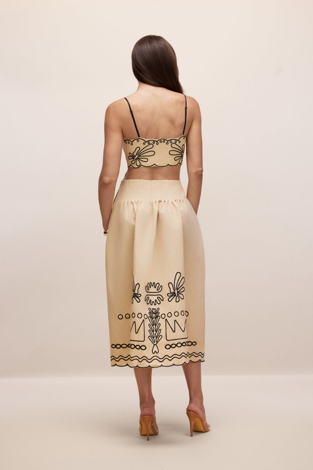 Styling-Vorschlag für das Midi-Kleid