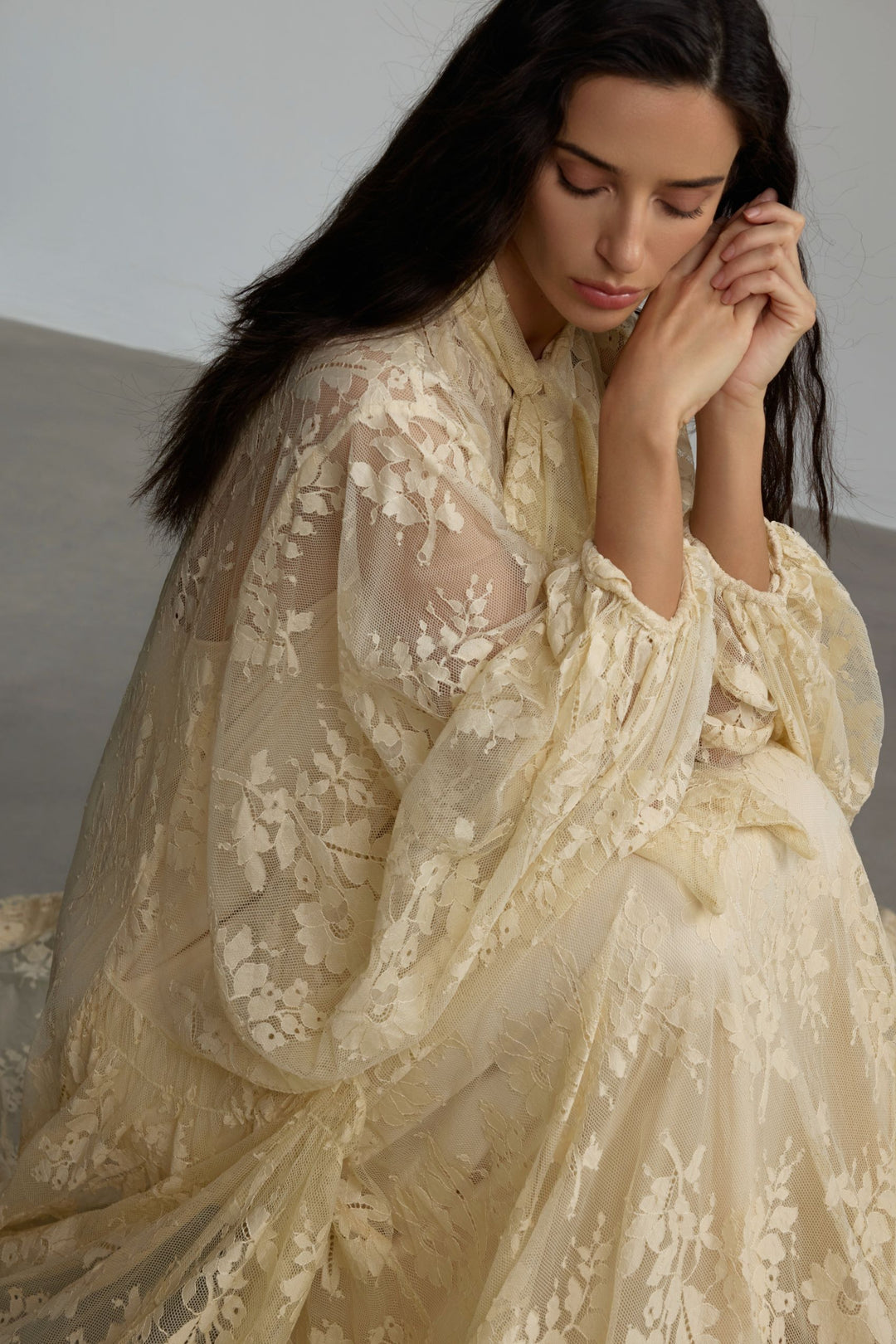 Catharine Florales Spitzen-Maxikleid Saumdetail - KYMA