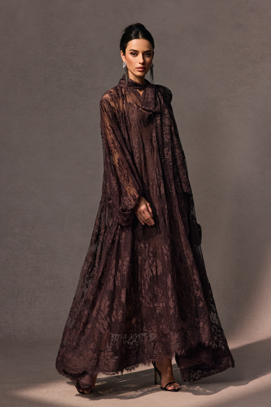 Catharine florales Spitzen-Maxikleid mit Transparenz Model