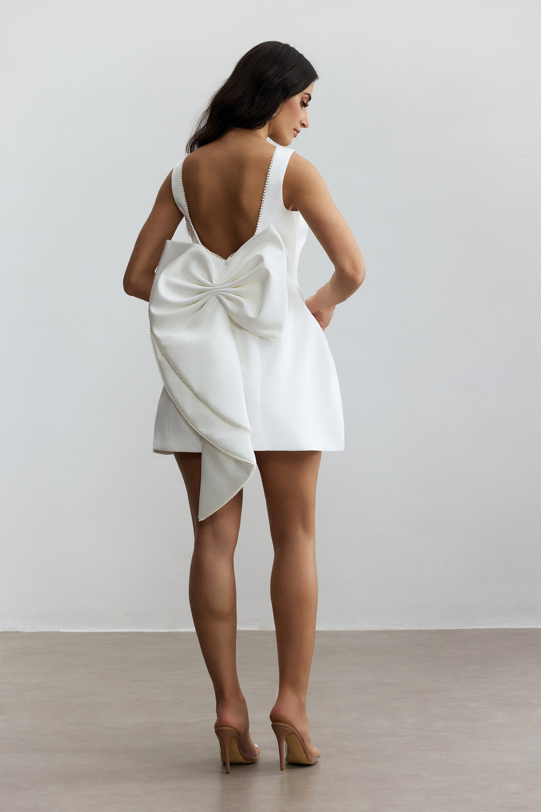 Cecila Schleifen-Perlen Rückenfreies Mini-Kleid Detail Schleife