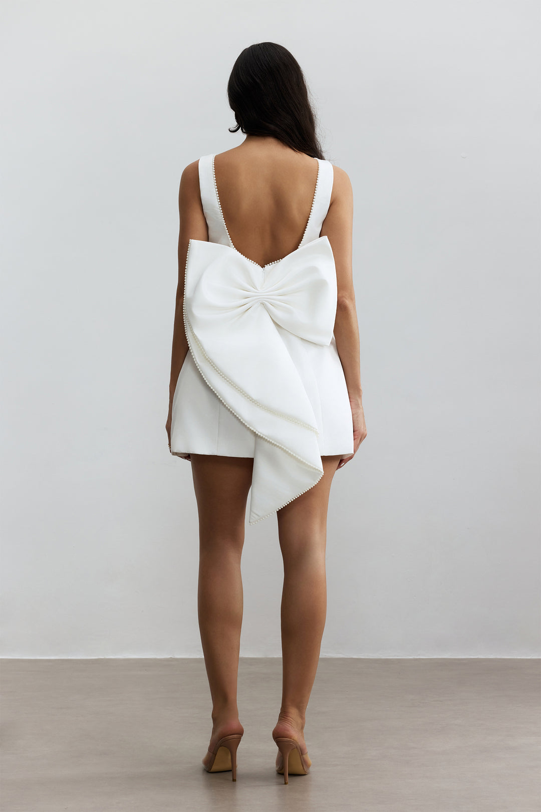 Cecila Schleifen-Perlen Rückenfreies Mini-Kleid Kragen Detail