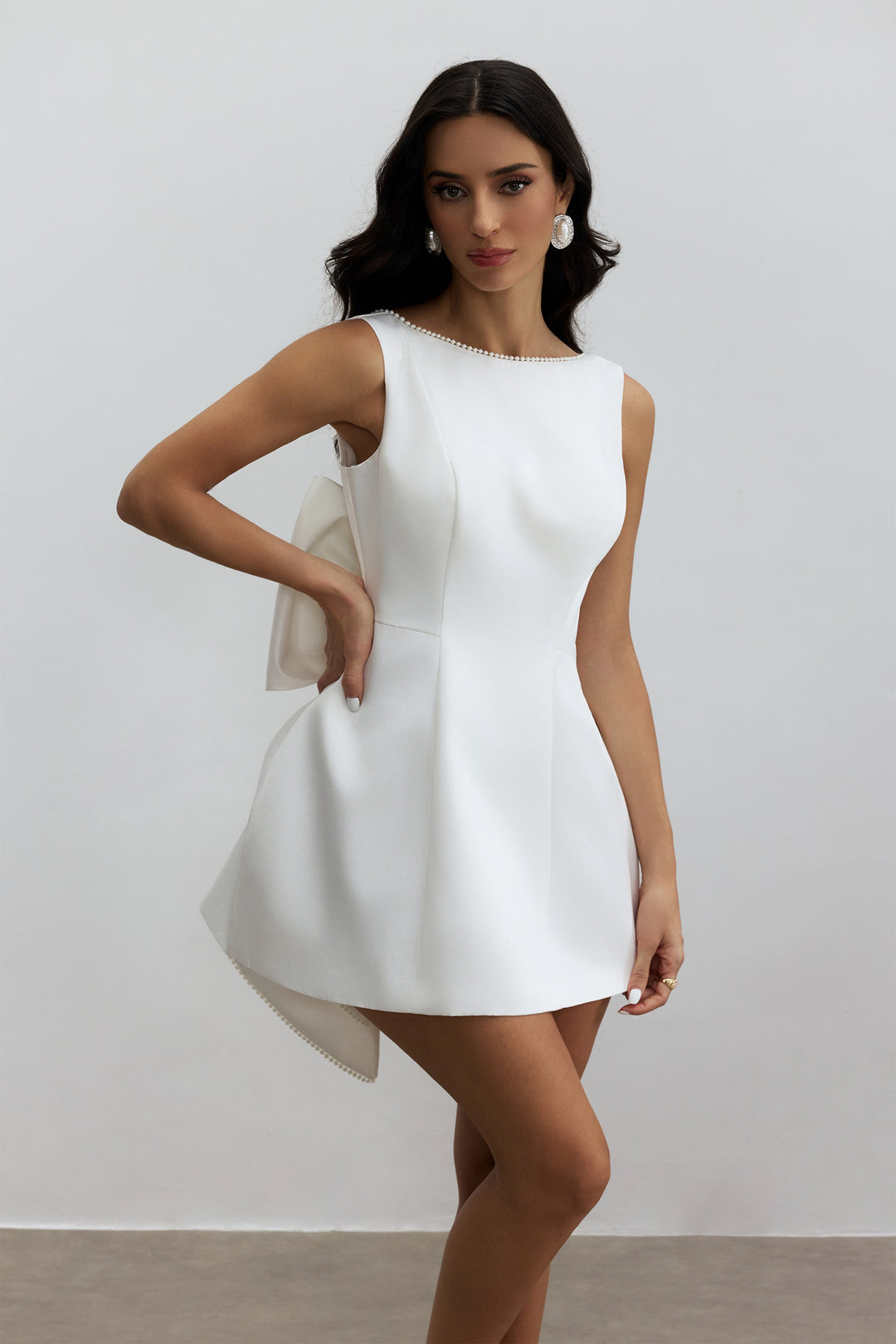 Cecila Schleifen-Perlen Rückenfreies Mini-Kleid Stoff Detail