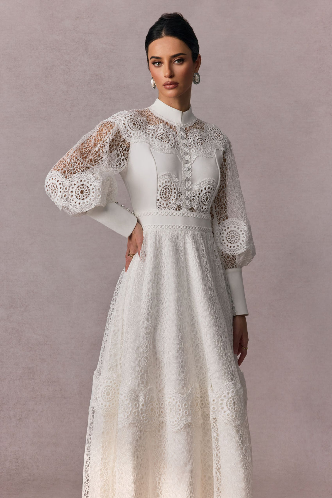 Detail der Spitzenärmel am Charlotte Kleid - KYMA