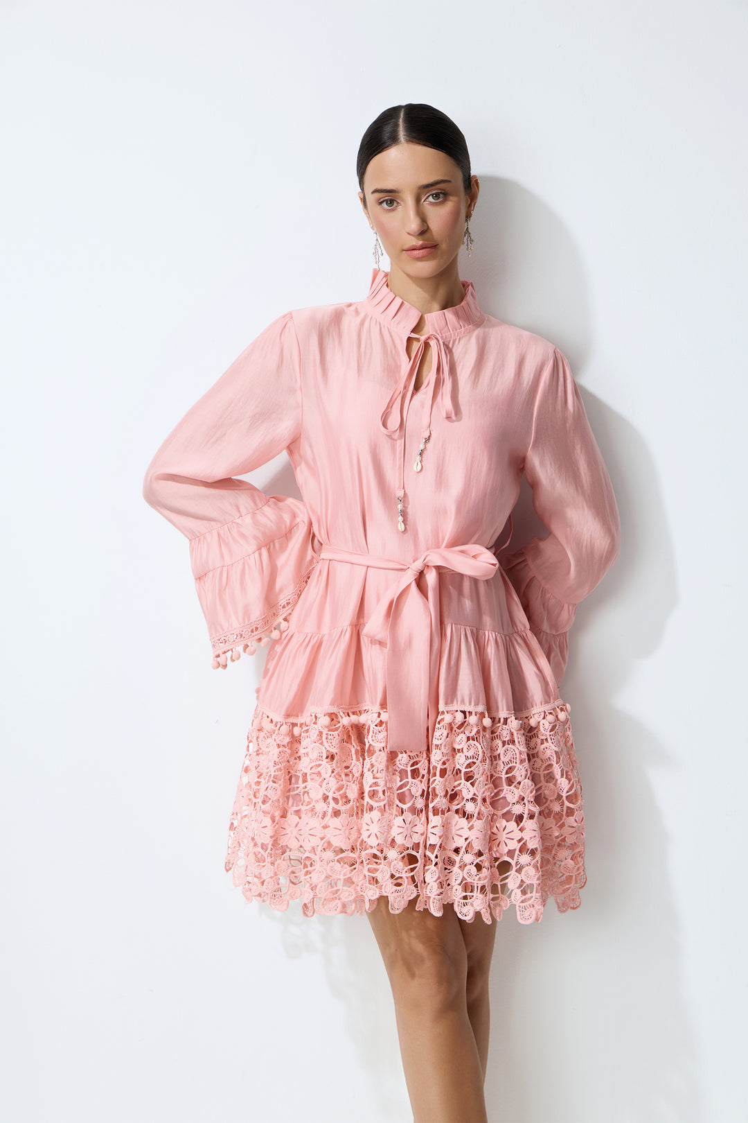 Entzückendes Charme Pink Langarm Stufen-Spitzen-Minikleid mit Rüschen-Stehkragen