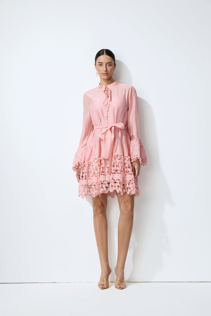 Entzückendes Charme Pink Langarm Stufen-Spitzen-Minikleid mit langen Glockenärmeln