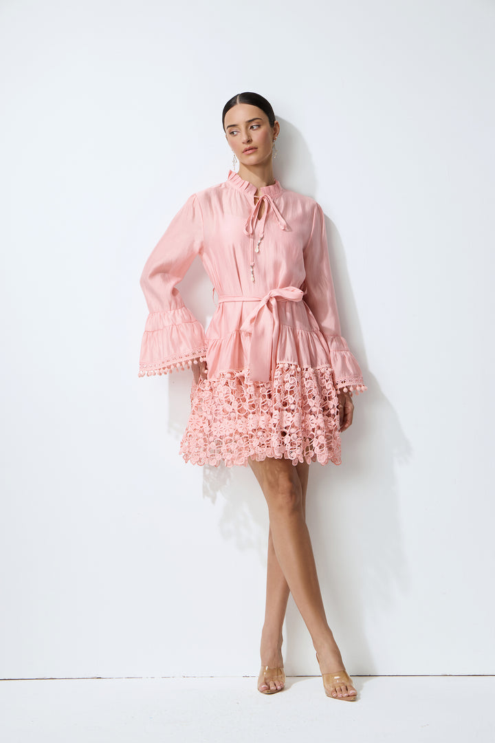 Entzückendes Charme Pink Langarm Stufen-Spitzen-Minikleid mit Bindegürtel