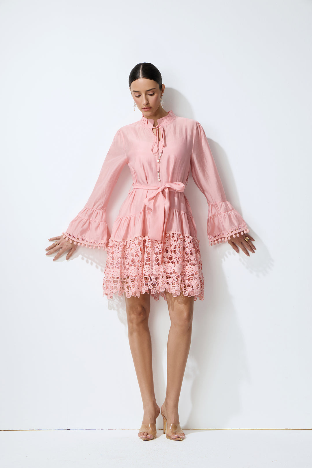 Entzückendes Charme Pink Langarm Stufen-Spitzen-Minikleid mit gestuftem Rock und Spitze