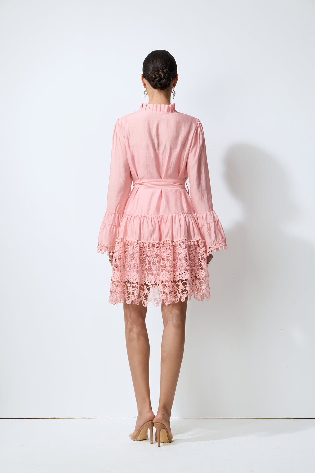 Model trägt das pinke Minikleid