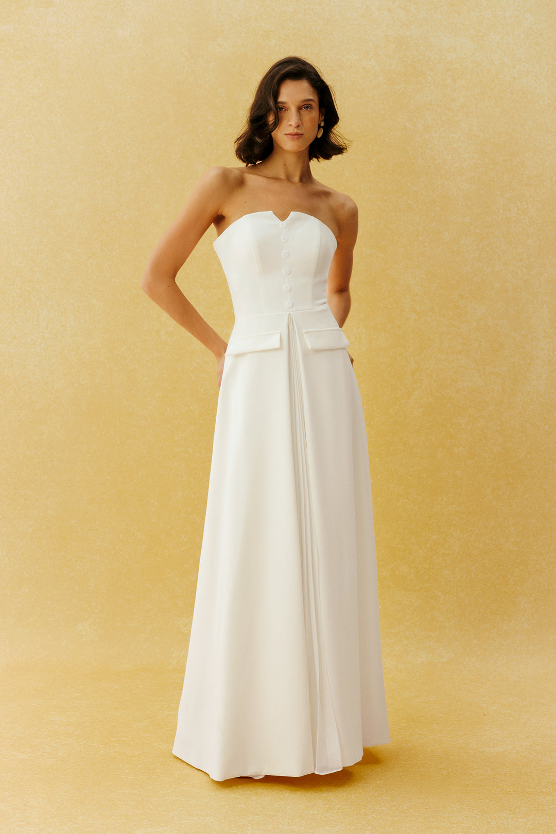 Classic Beauty Weißes trägerloses Maxikleid mit Knopfleiste vorne Vorderansicht - KYMA