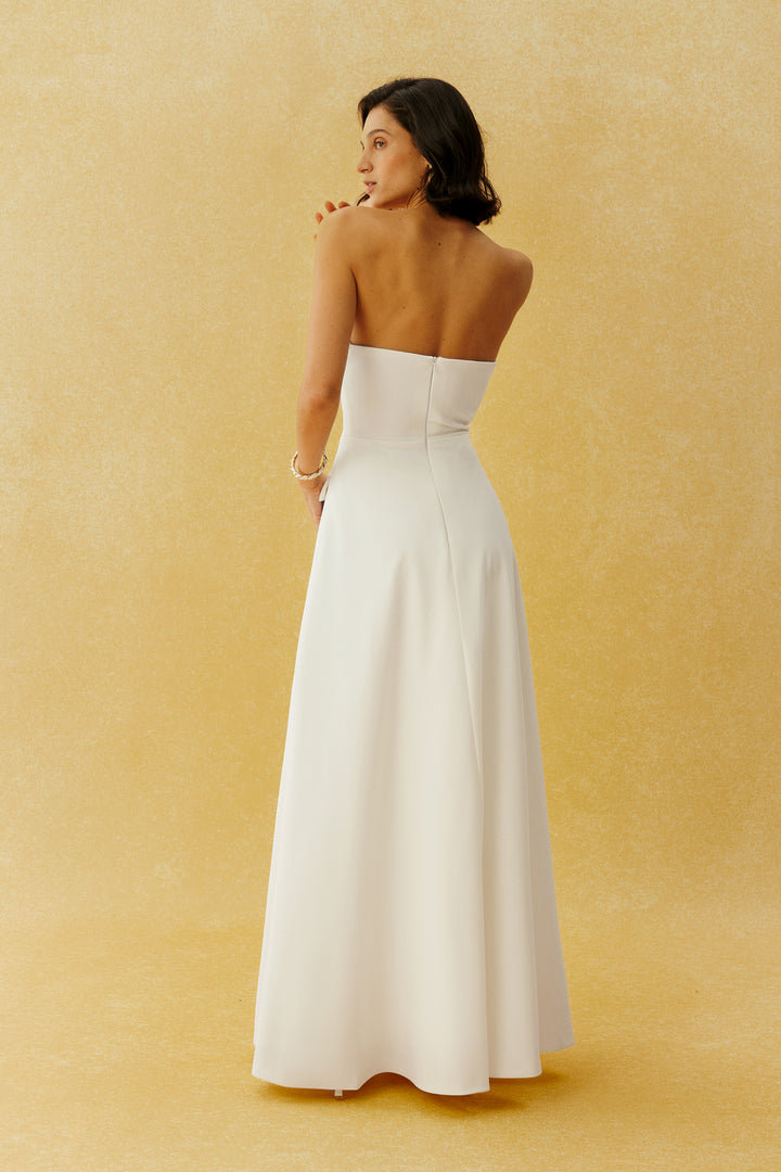 Classic Beauty Weißes trägerloses Maxikleid mit Knopfleiste vorne Silhouette - KYMA