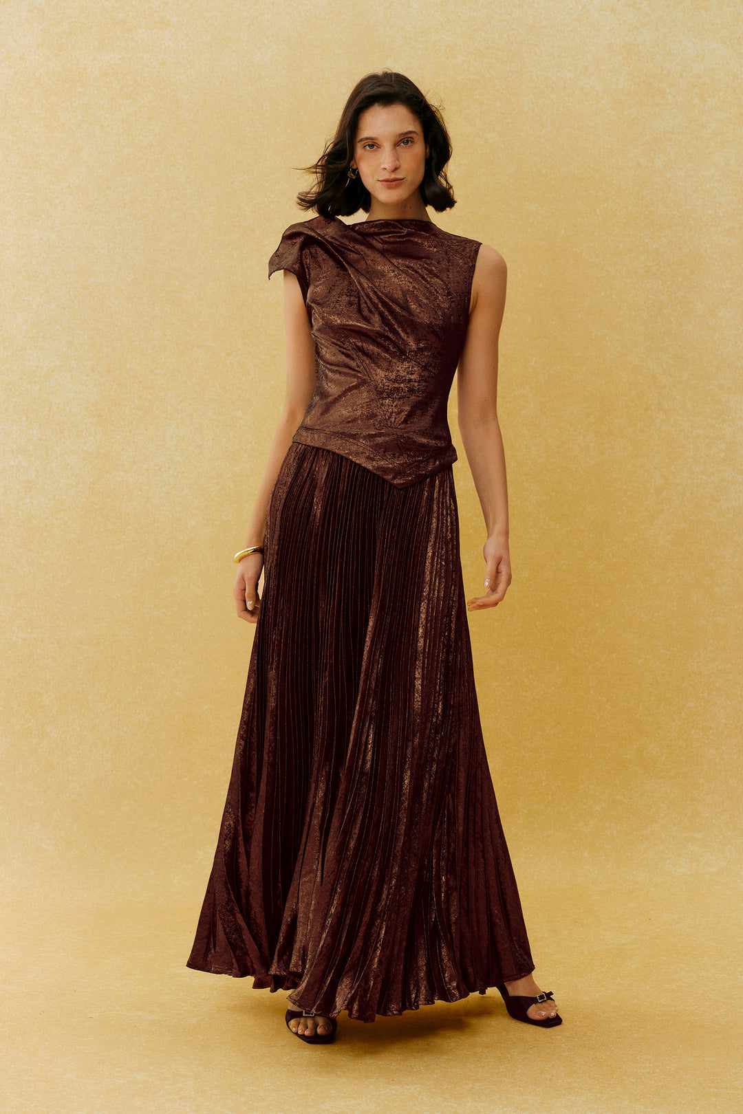 Cocktail Hour braunes asymmetrisches Maxikleid mit Plisseefaltung - KYMA