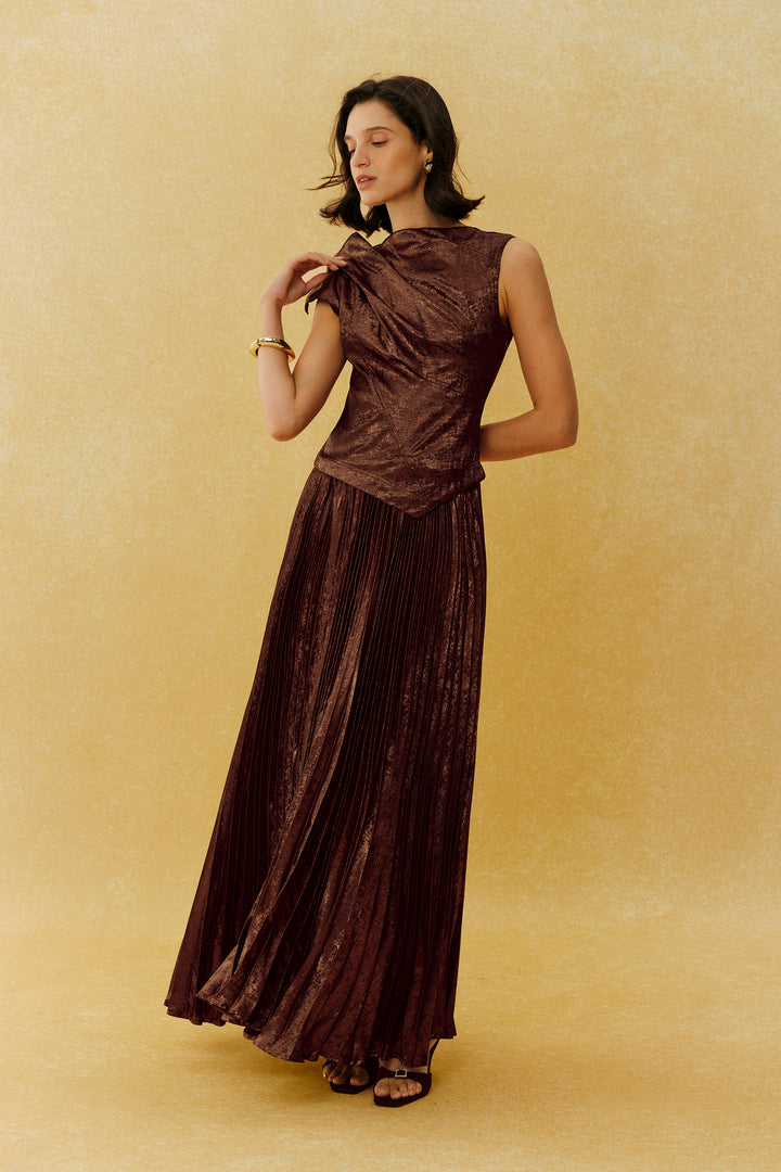 Model trägt das braune asymmetrische Maxikleid - KYMA
