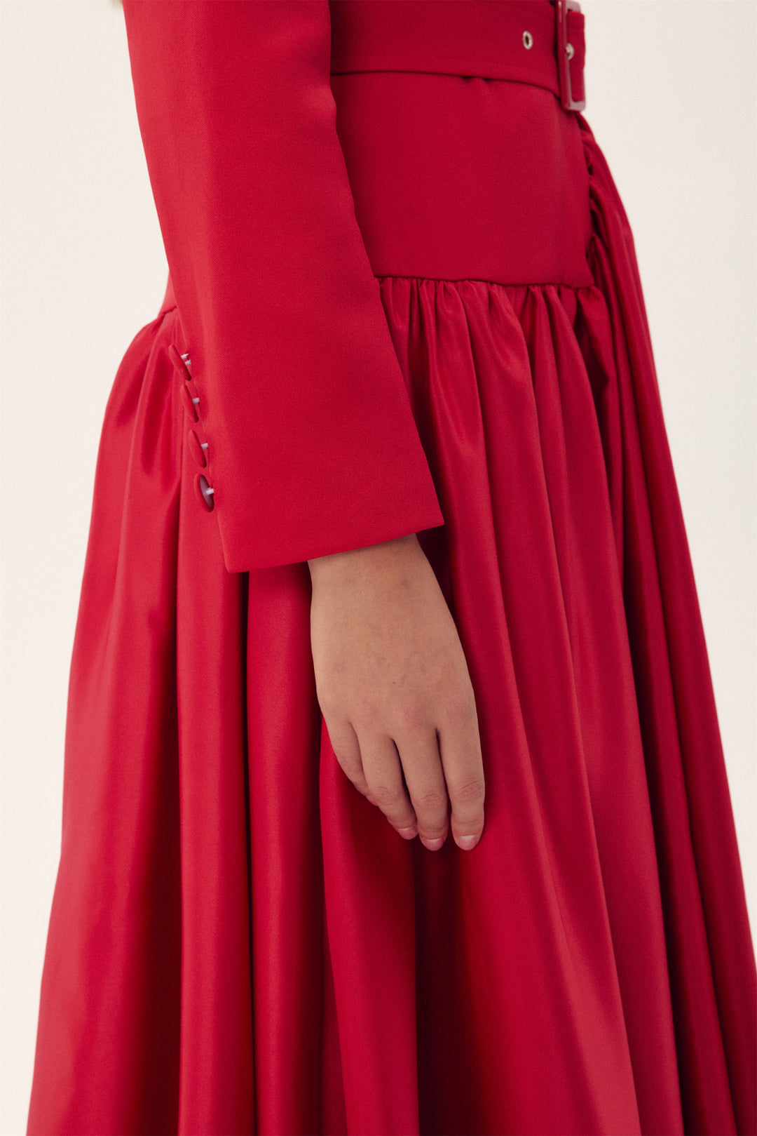 Daphne Midi-Kleid mit Revers und langen Ärmeln – Tragebild – KYMA
