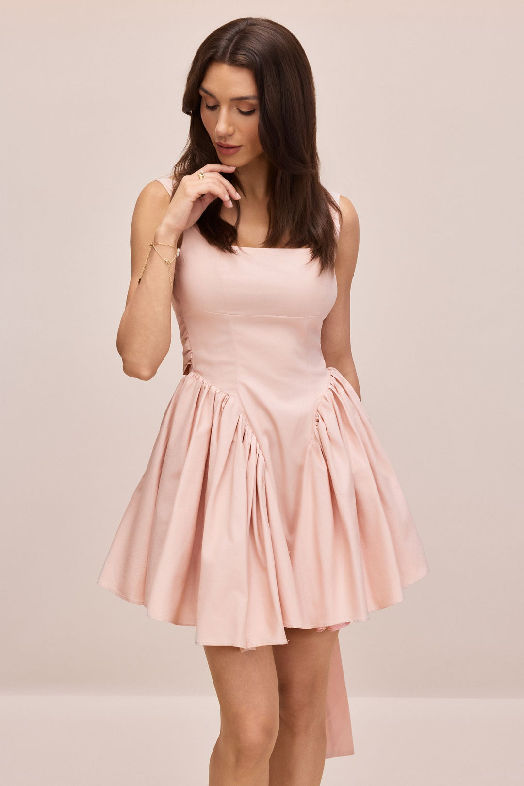Debby rückenfreies Mini-Kleid mit Schleife im Detail für Damen - KYMA