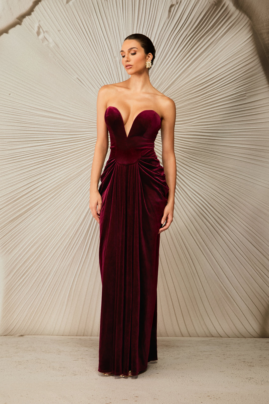 Dorothy Samt-Herz-Korsett plissiertes Tube-Maxikleid – KYMA – Tragebild Ball