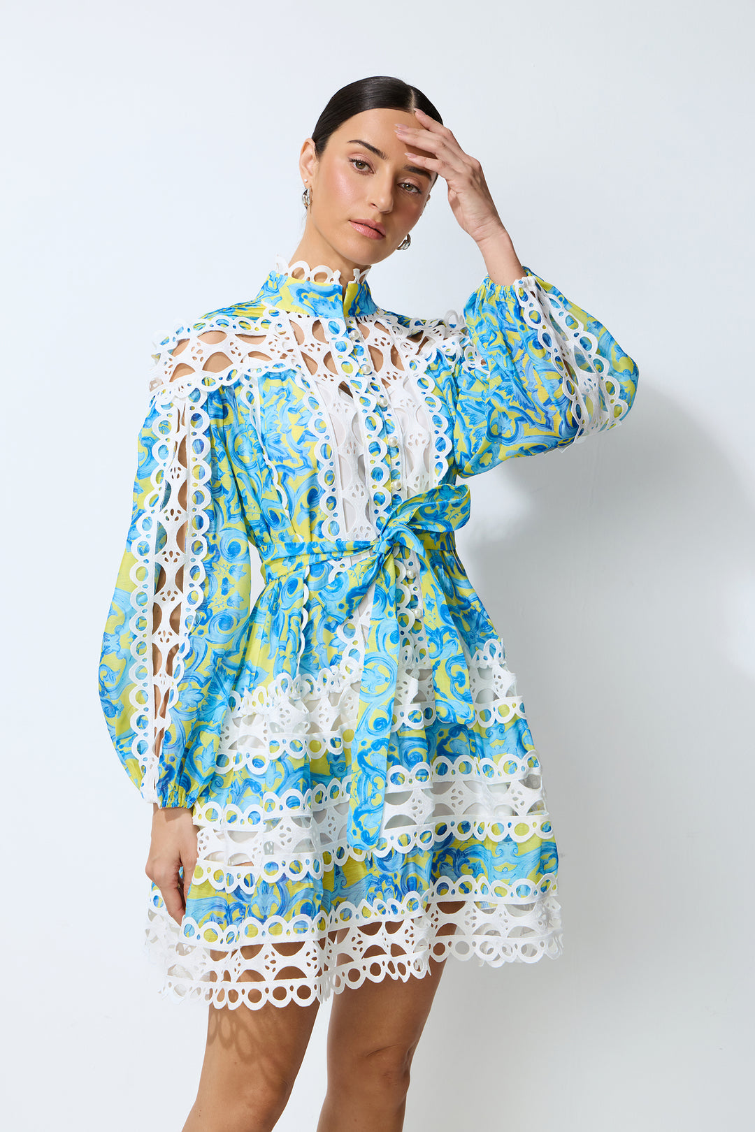Nahaufnahme des Blumenprints und der Lochspitze am Mini-Kleid - KYMA