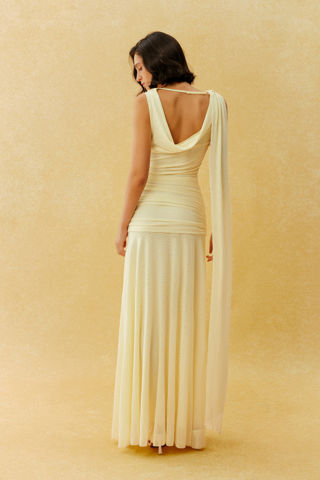 Easy Elegance Gelbes Maxikleid mit Wasserfallausschnitt und Bindegürtel – Detail Ausschnitt