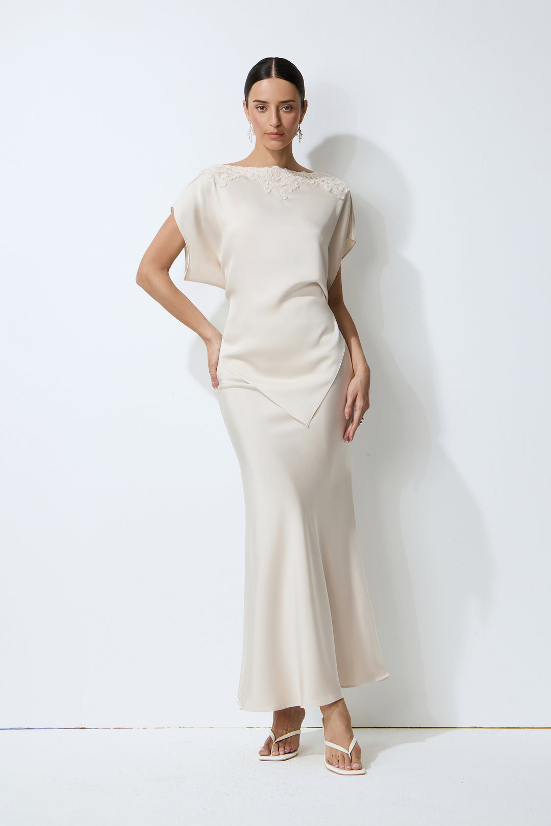 Rein elegantes beiges Satin-Top & Rock-Set mit Spitzenbesatz Vordersicht
