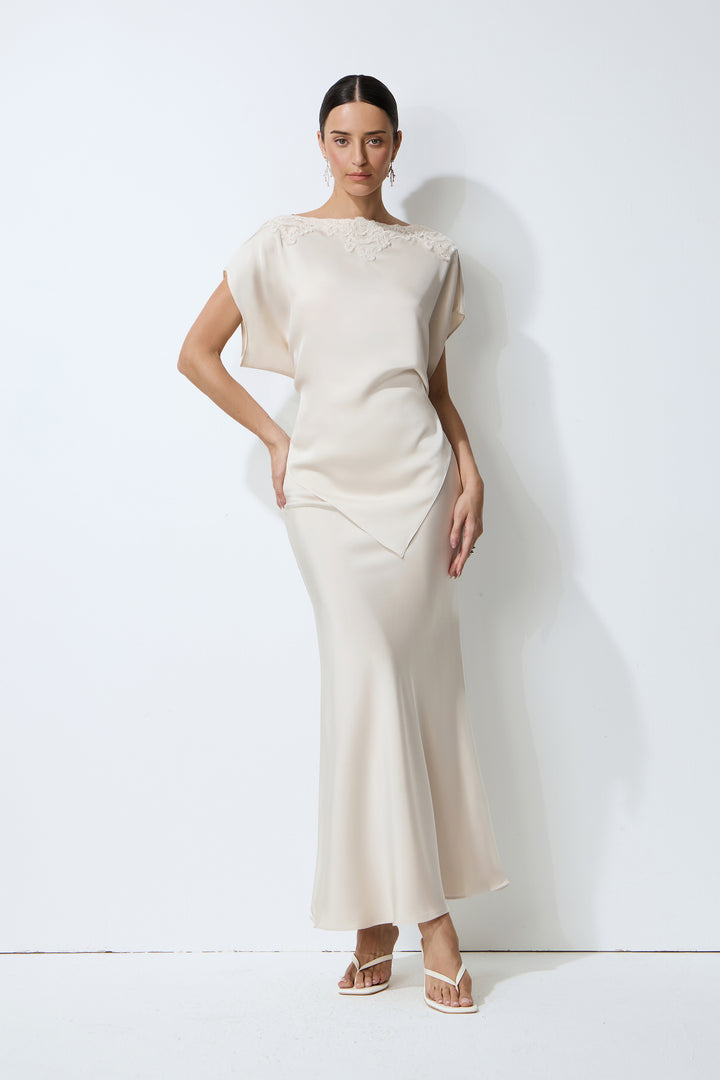 Rein elegantes beiges Satin-Top & Rock-Set mit Spitzenbesatz Vordersicht