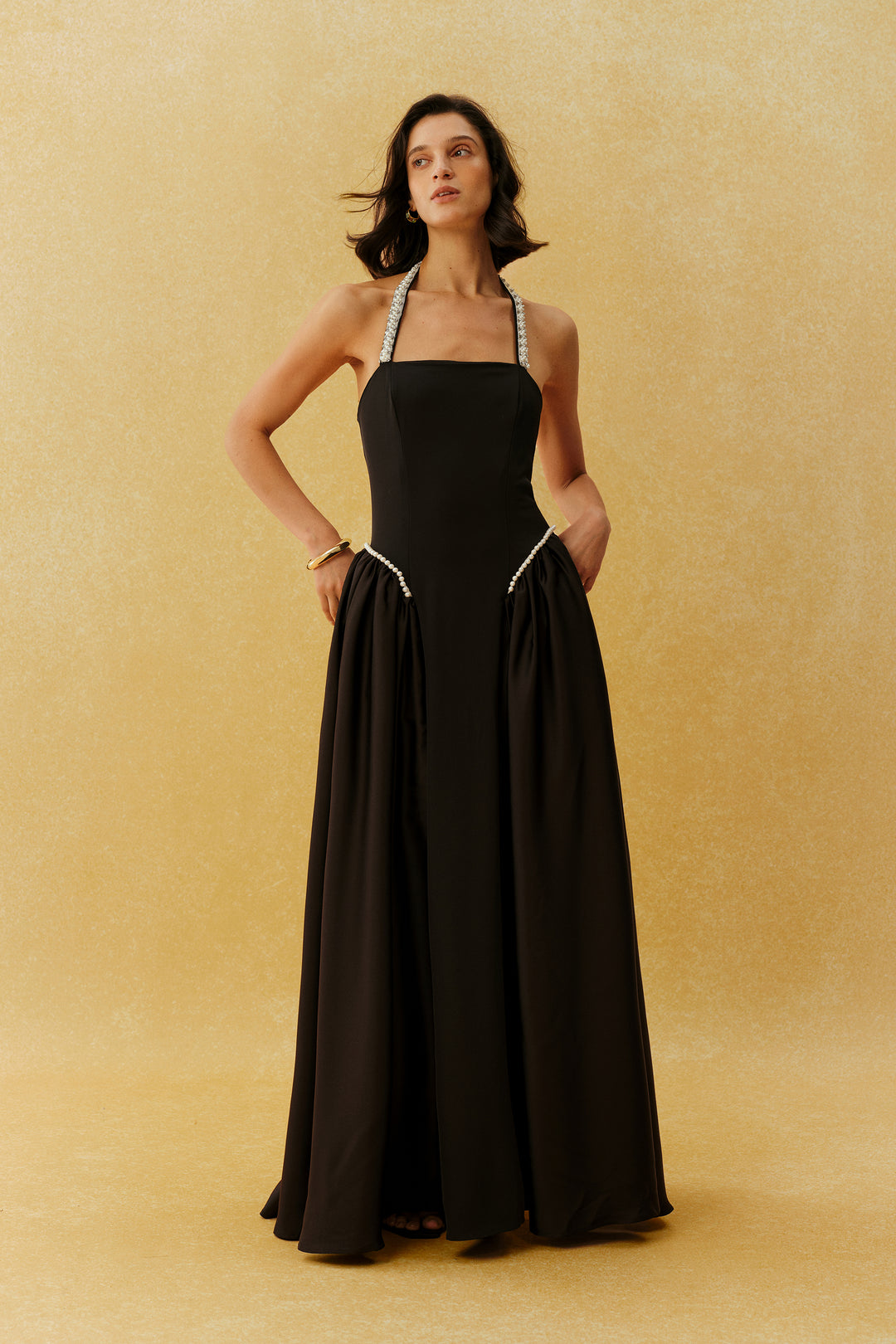 Schwarzes, perlenverziertes Neckholder-Maxikleid - KYMA