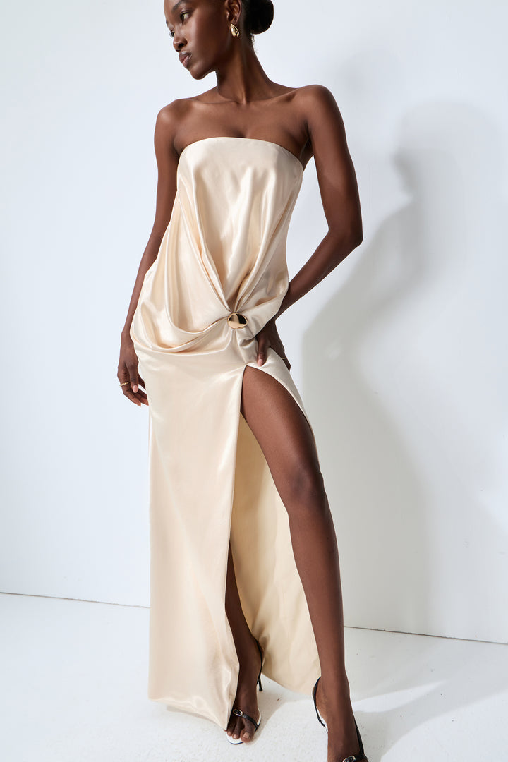 Detailansicht: Twist-Front des Champagner-Beigen Maxi-Satin-Kleides - KYMA