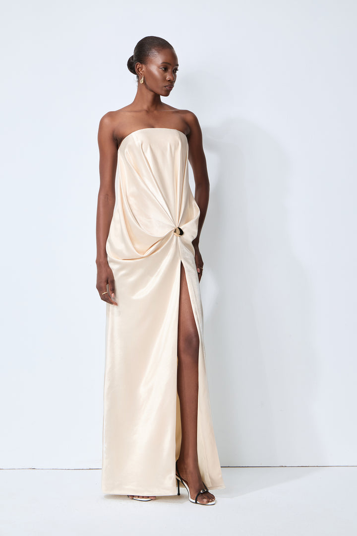 Detailansicht: Hoher Schlitz des Champagner-Beigen Maxi-Satin-Kleides - KYMA