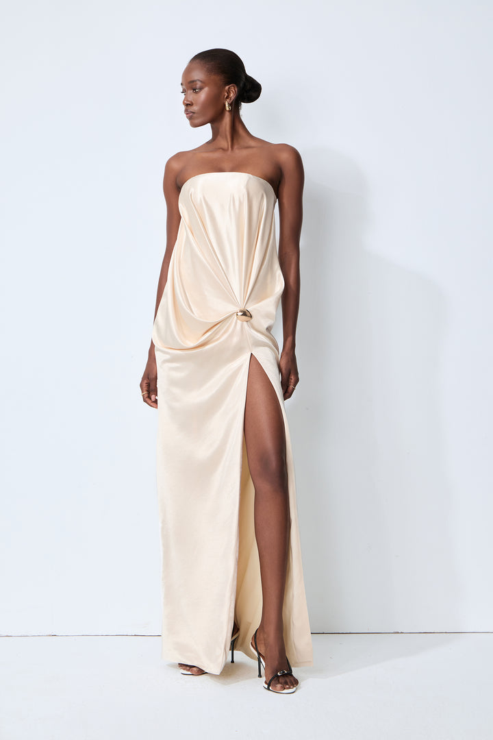 Rückenansicht des Champagner-Beigen Maxi-Satin-Kleides mit Reißverschluss - KYMA