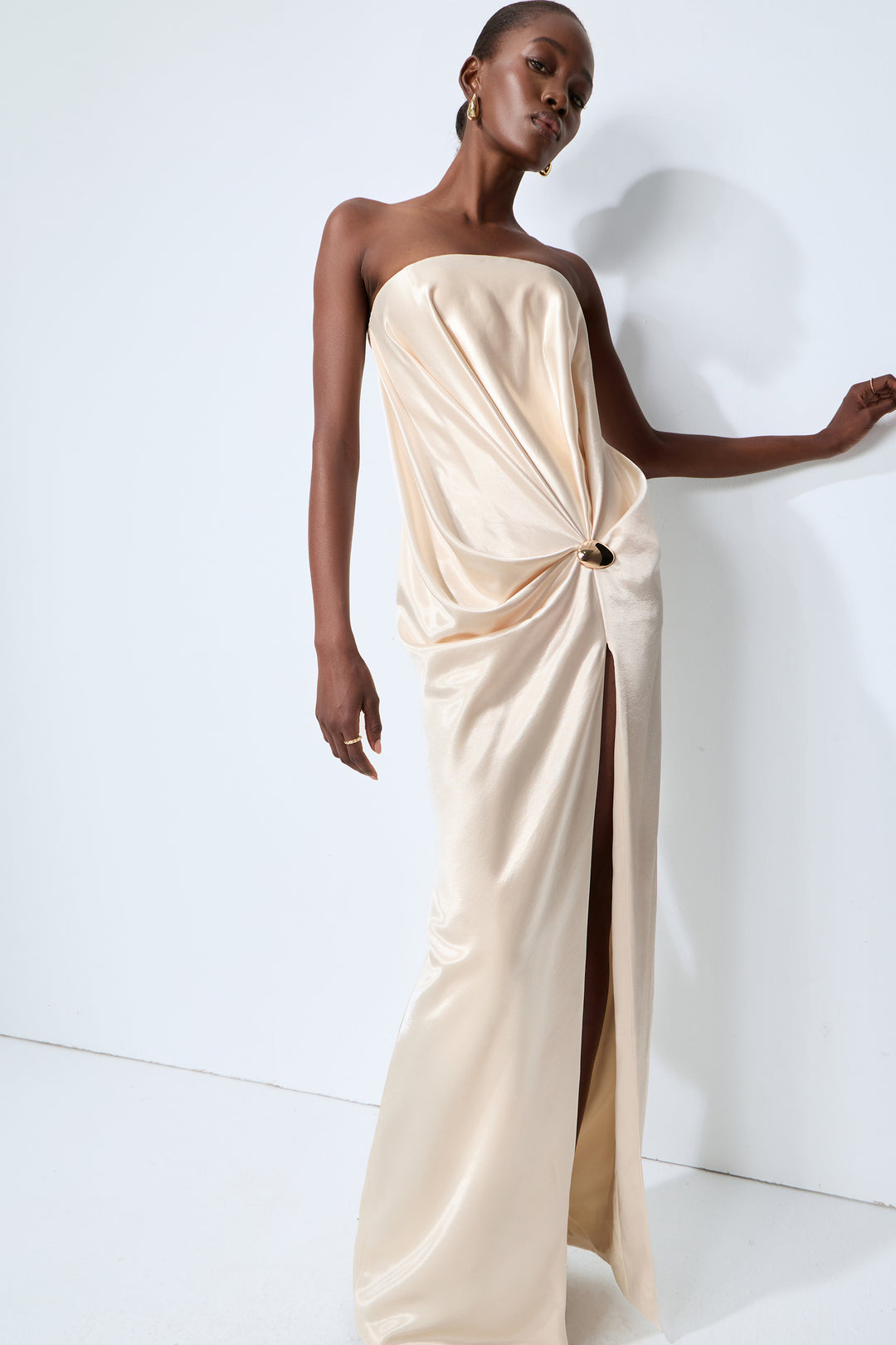 Champagner-Beiges Maxi-Satin-Kleid mit Schleife am Ausschnitt - KYMA