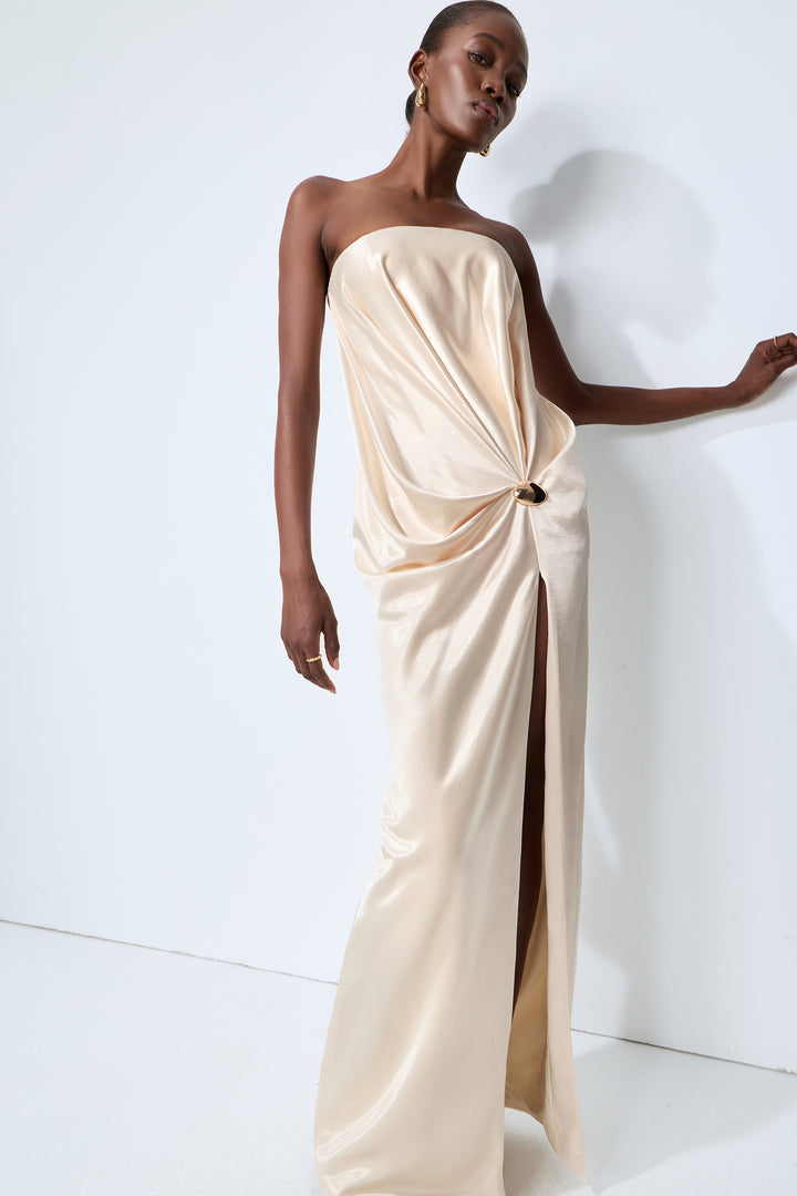 Champagner-Beiges Maxi-Satin-Kleid mit Schleife am Ausschnitt - KYMA