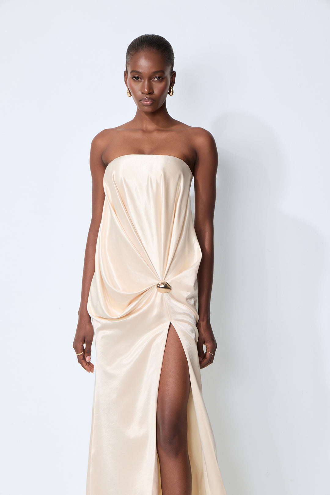 Styling-Beispiel: Champagner-Beiges Maxi-Satin-Kleid mit Schmuck - KYMA