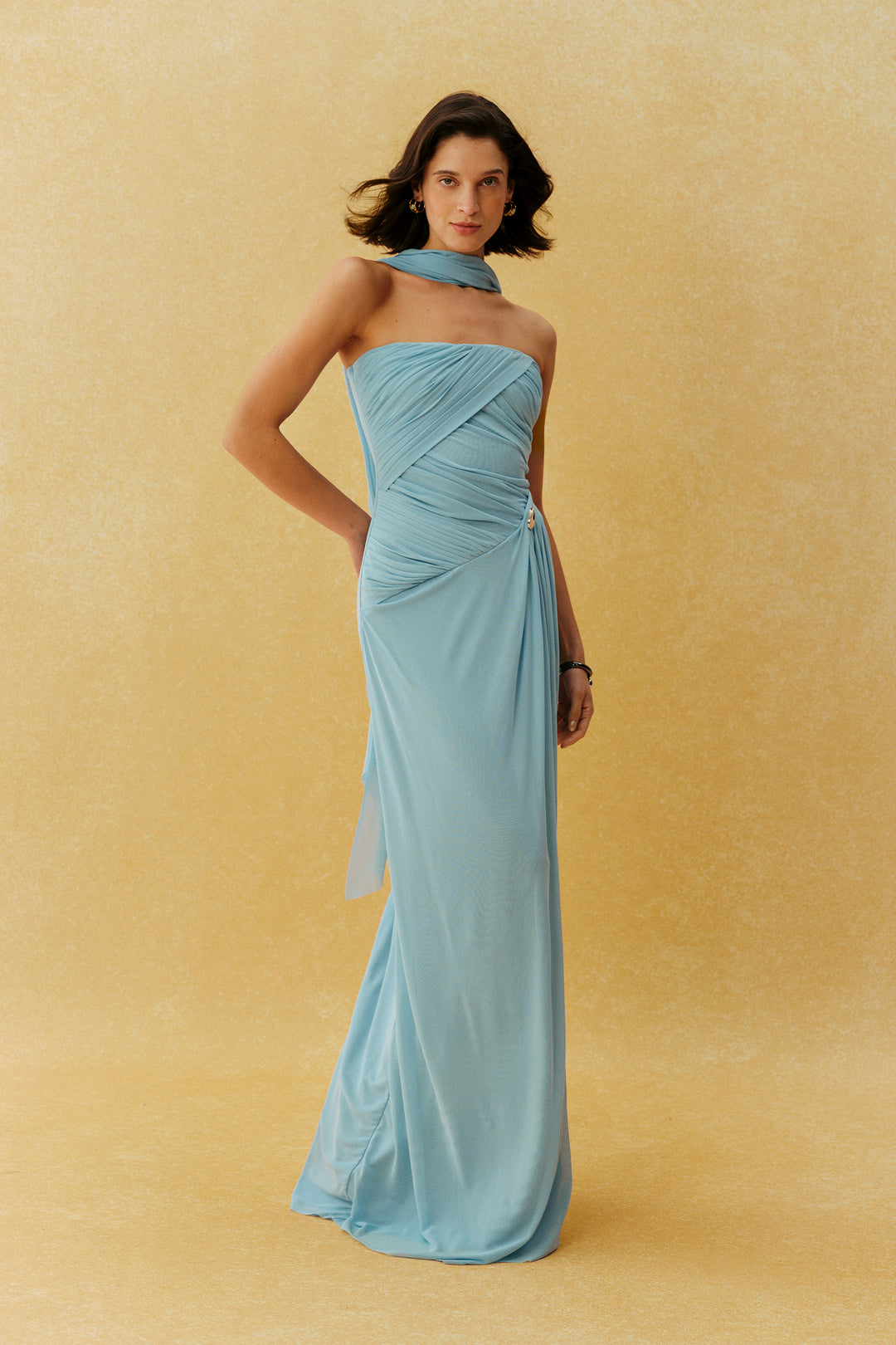 Abnehmbarer Schal zum blauen Maxikleid - KYMA