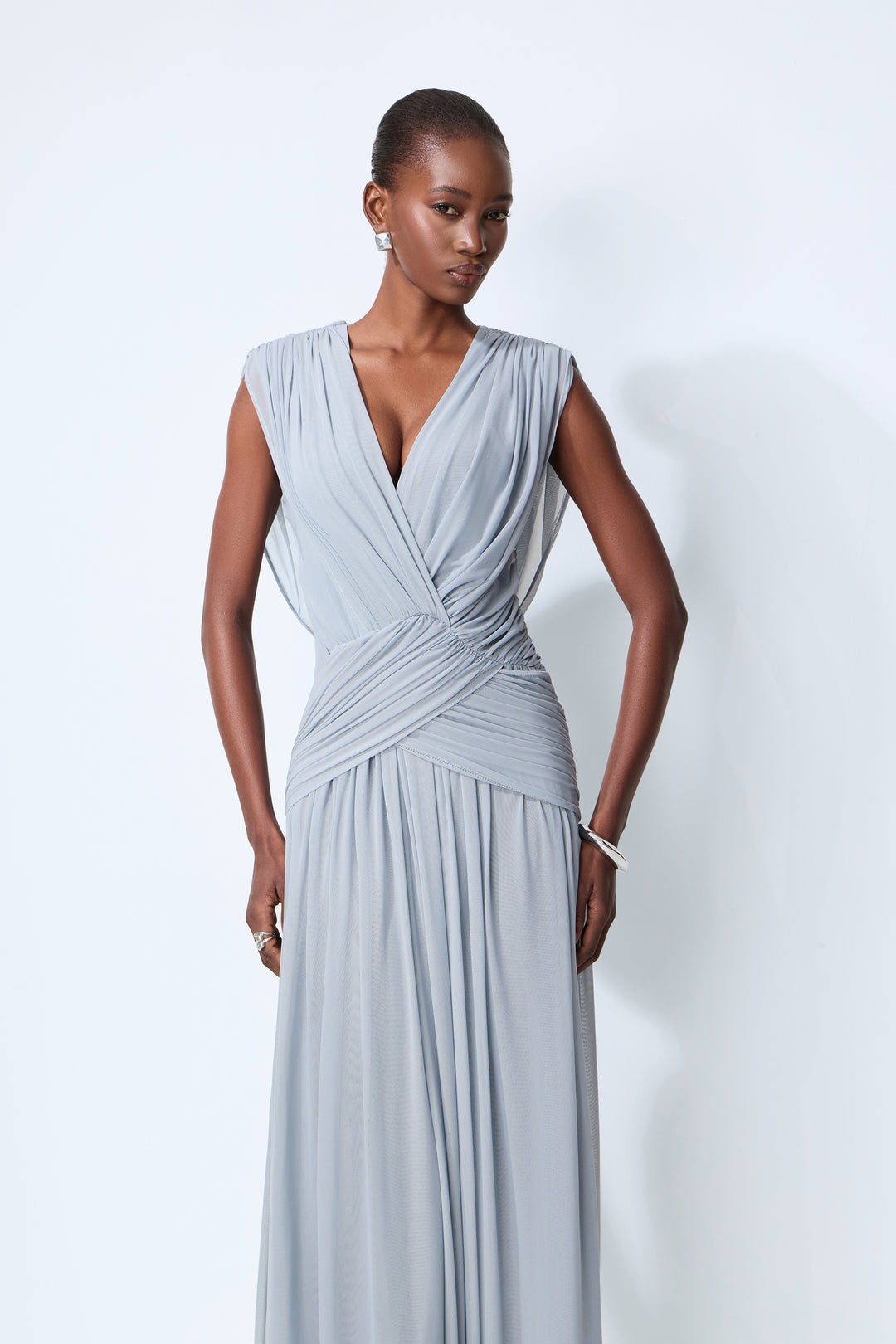 Model trägt das blaue Maxikleid