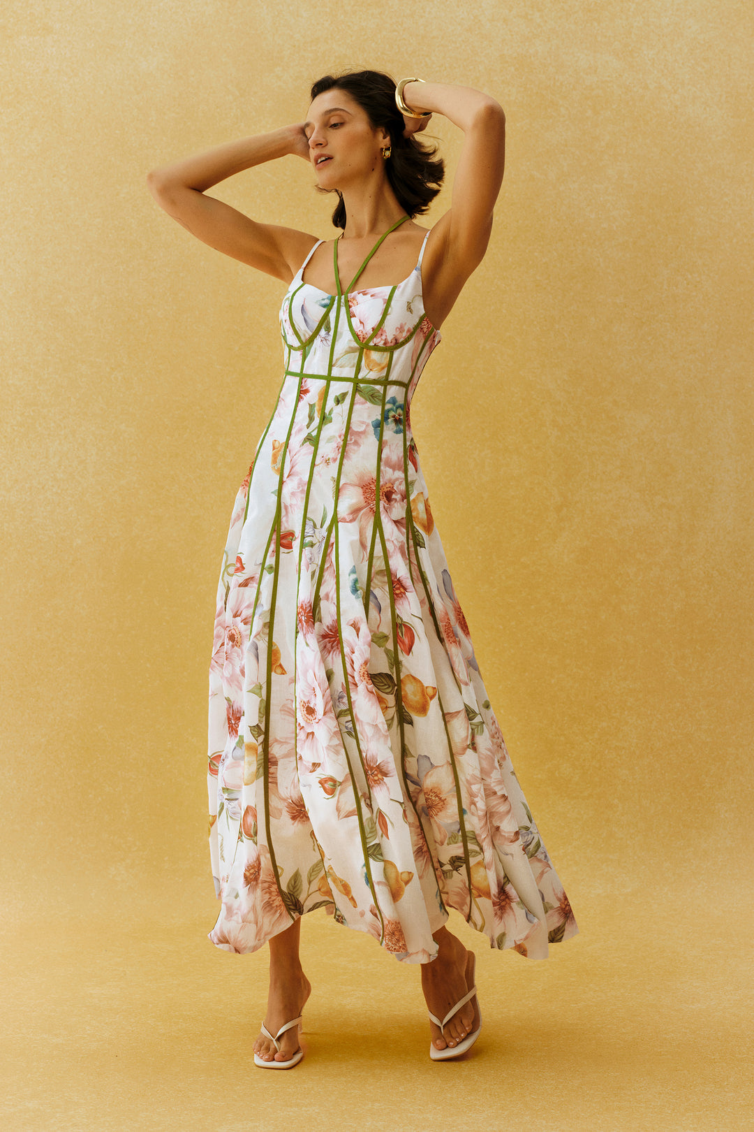 Styling-Ideen für das weiße Corset Maxikleid - KYMA