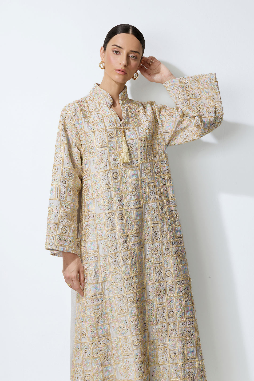 Detailansicht der geometrischen Stickerei auf dem Kaftan-Maxikleid