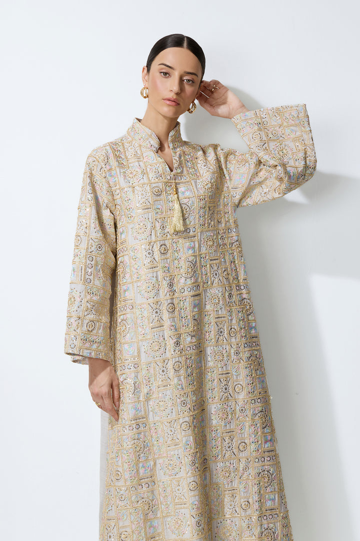 Detailansicht der geometrischen Stickerei auf dem Kaftan-Maxikleid