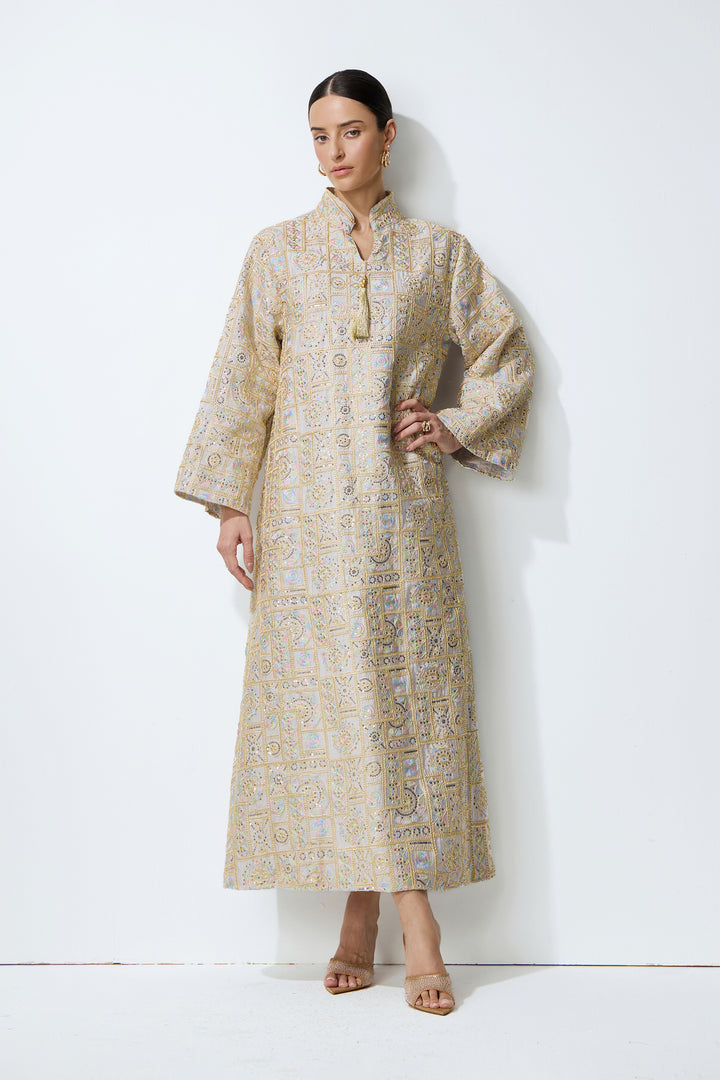 Rückenansicht des grauen Kaftan-Maxikleids