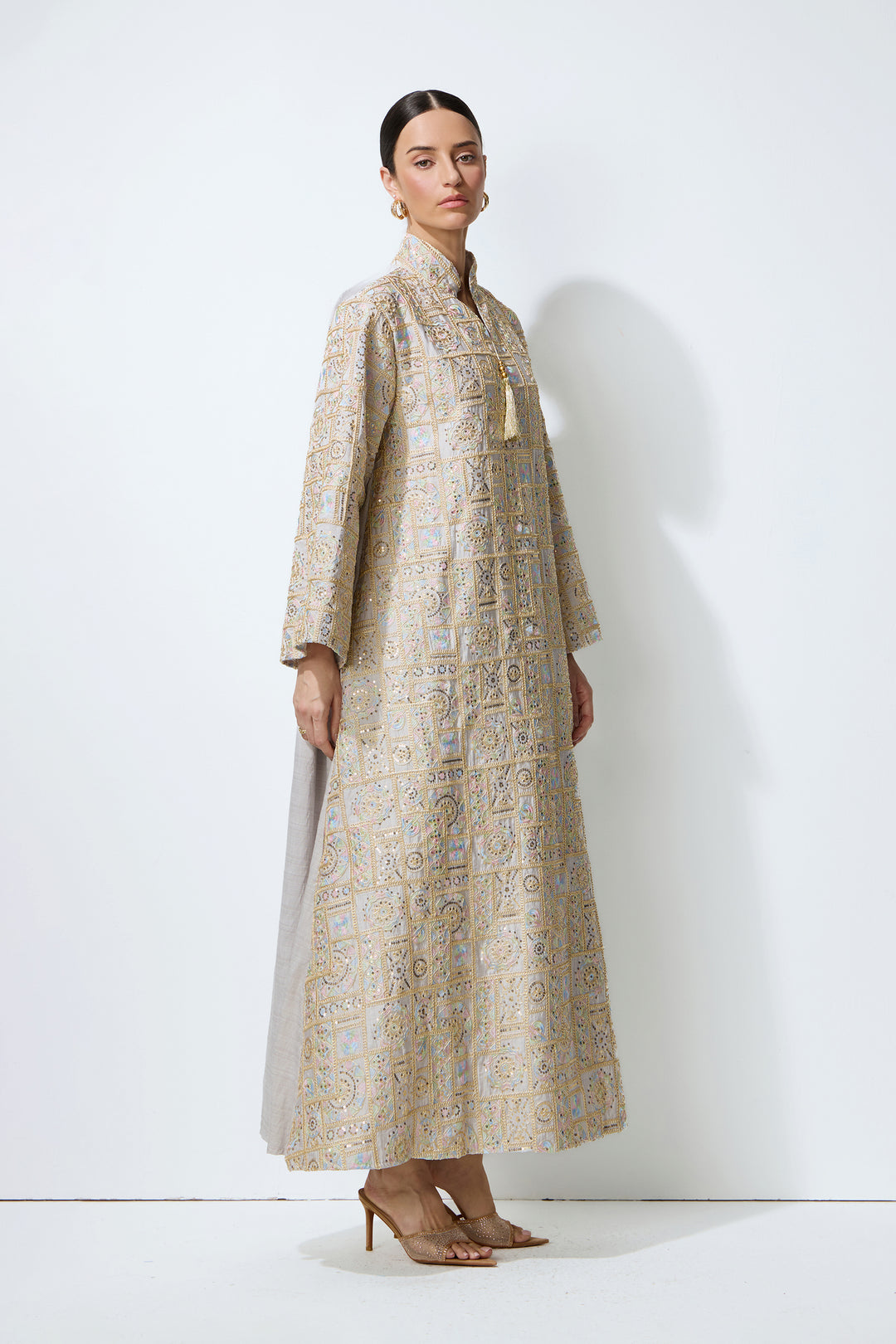 Model trägt das graue geometrisch bestickte Kaftan-Maxikleid