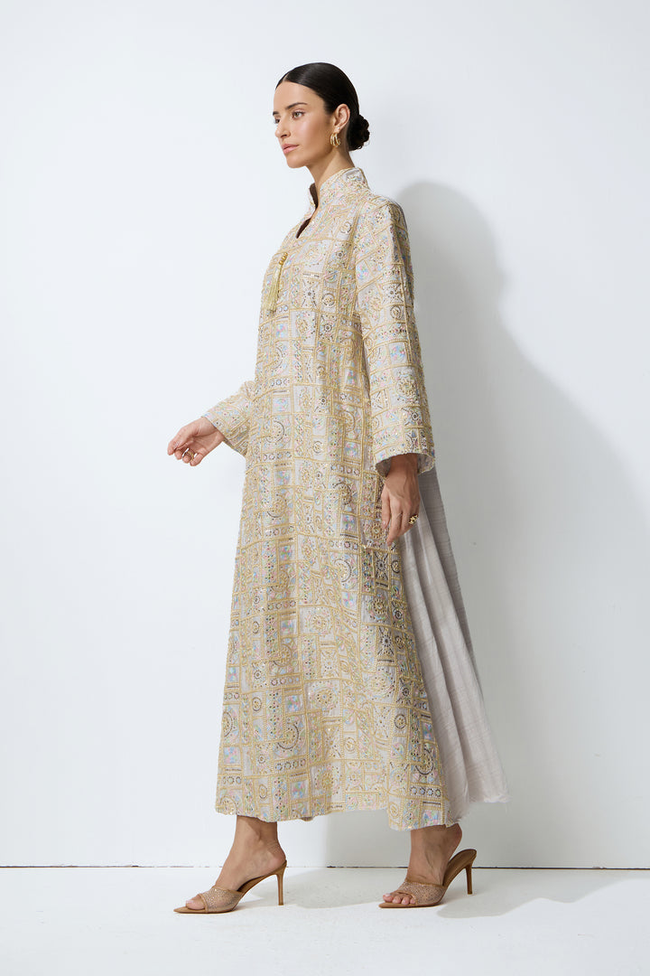Nahaufnahme des Kragens mit Quastendetail des Kaftan-Maxikleids