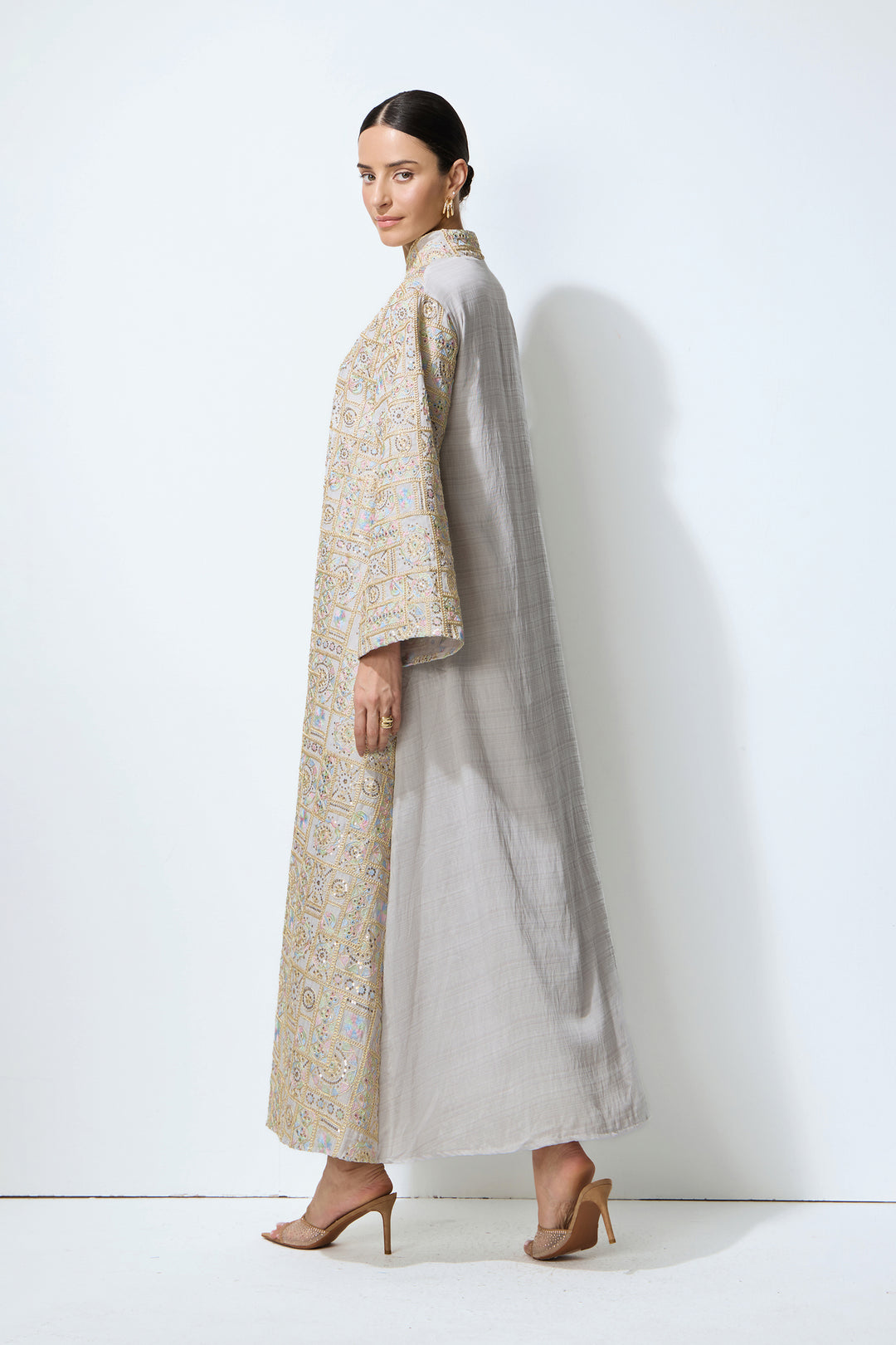 Weiter Schnitt des Kaftan-Maxikleids im Profil