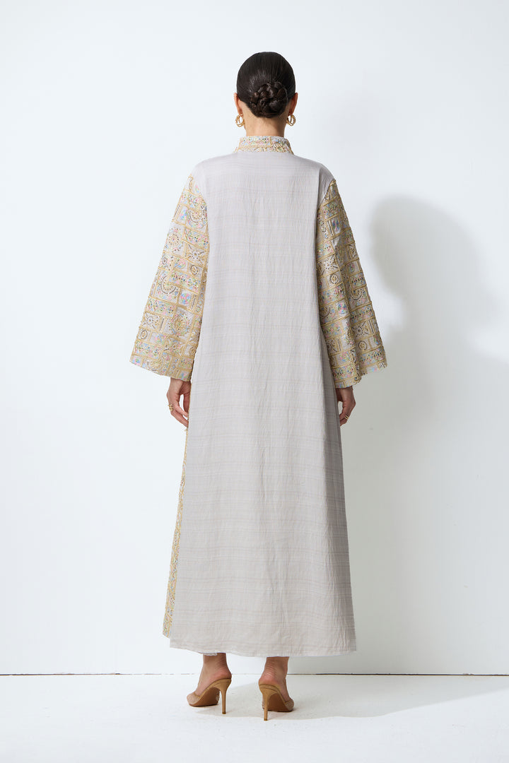 Detail der Pailletten auf dem Kaftan-Maxikleid