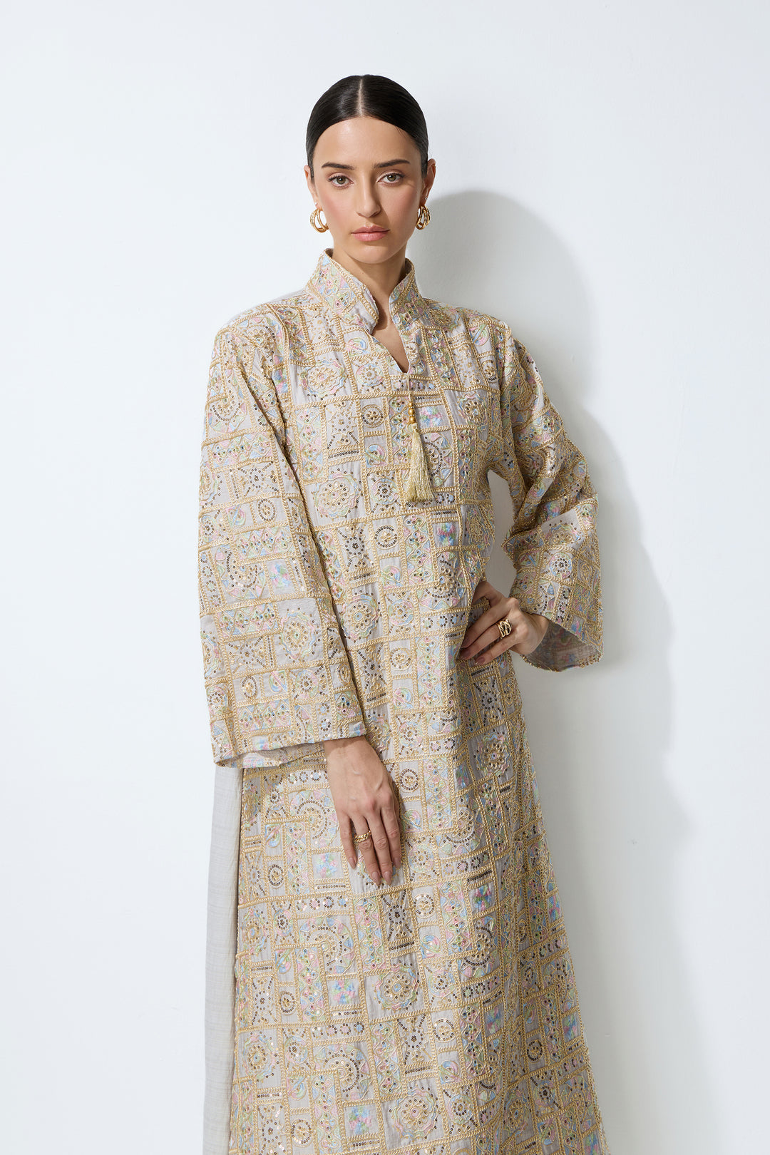 Schulterpartie des grauen Kaftan-Maxikleids
